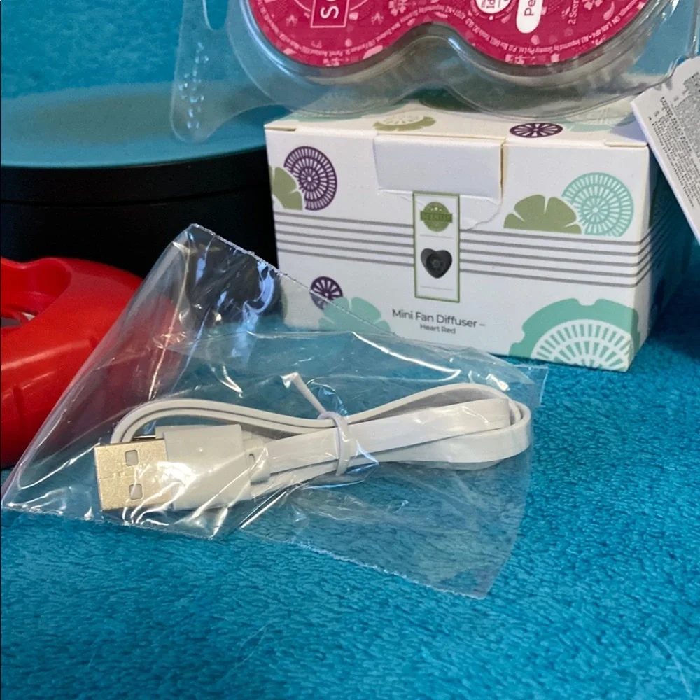 Brand new Scentsy Heart Red Mini Fan Diffuser with Peppered with Kisses Pods